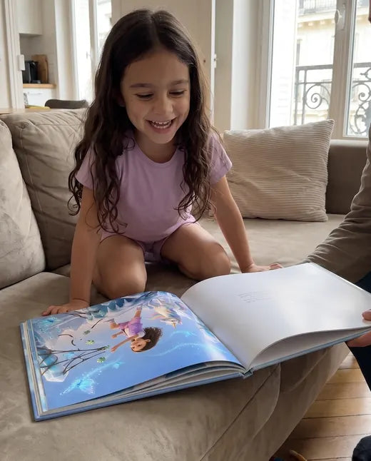 Enfant qui découvre son livre personnalisé Pixly Story