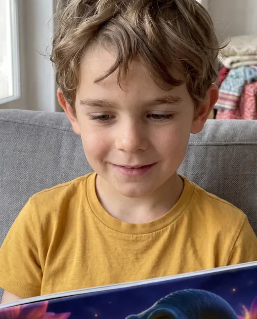 Enfant qui découvre son livre personnalisé Pixly Story